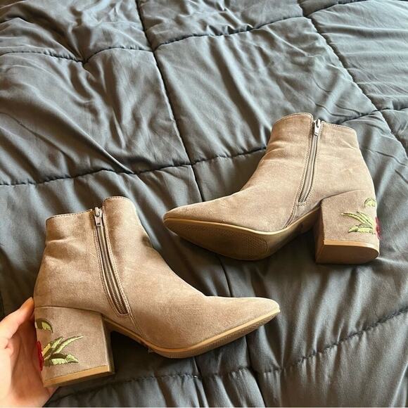 Qupid cream faux suede embroidered rose ankle heel boots - Picture 6 of 10